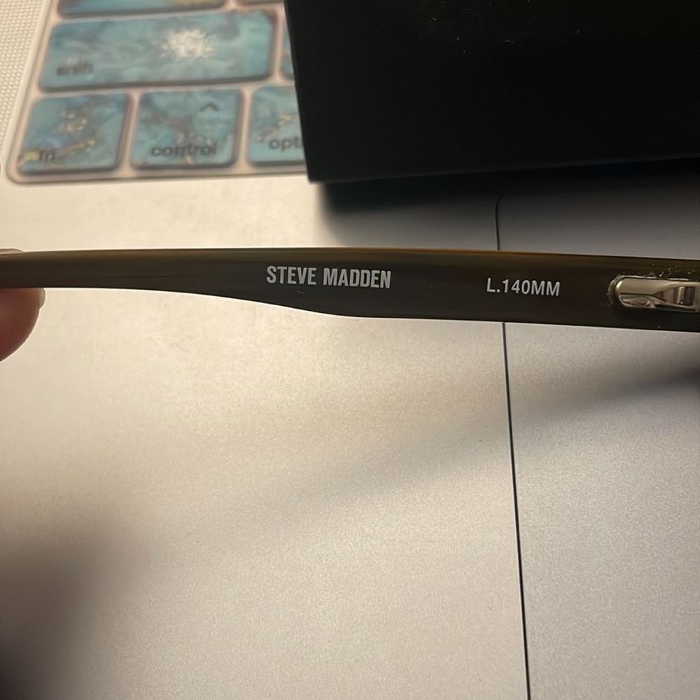 COPY - Steve Madden Prescription Glasses with case - Picture 2 of 3